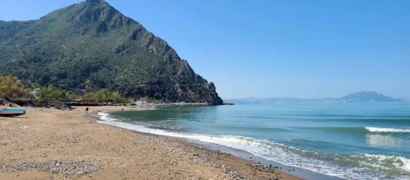 Aokas, entre mer turquoise et montagne