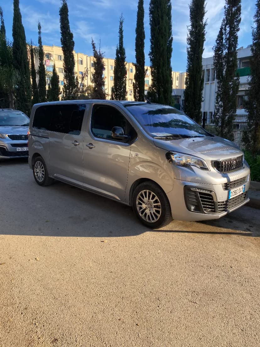 Minivan 9 places pour excursions touristiques Minivan 9 places pour excursions touristiques